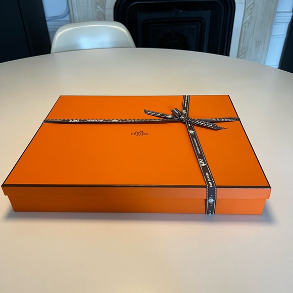 Authentic empty Hermes gift box with ribbon - Picture 2 of 5